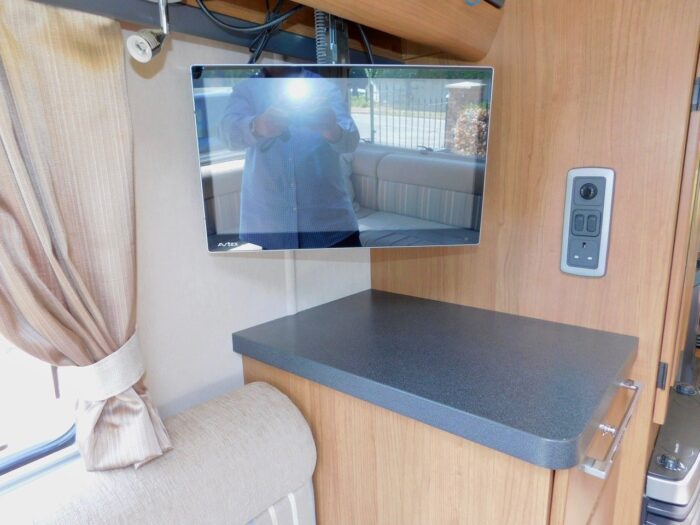 Auto-Trail Apache 700 SE. Fiat 2.3 6 BERTH with 4 x 3 Point Seat Belts with Front and Rear Lounge and Dining Areas. £41,999 - Image 15