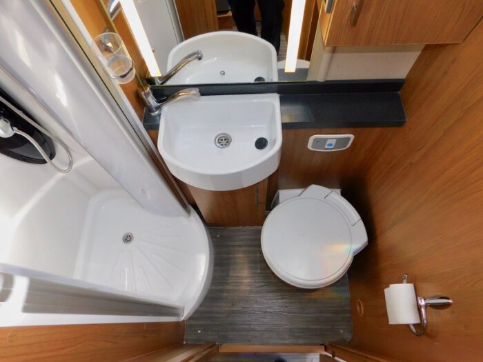 Auto-Trail Apache 700 SE. Fiat 2.3 6 BERTH with 4 x 3 Point Seat Belts with Front and Rear Lounge and Dining Areas. £41,999 - Image 14