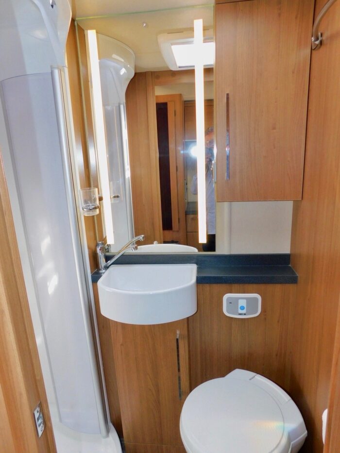 Auto-Trail Apache 700 SE. Fiat 2.3 6 BERTH with 4 x 3 Point Seat Belts with Front and Rear Lounge and Dining Areas. £41,999 - Image 13