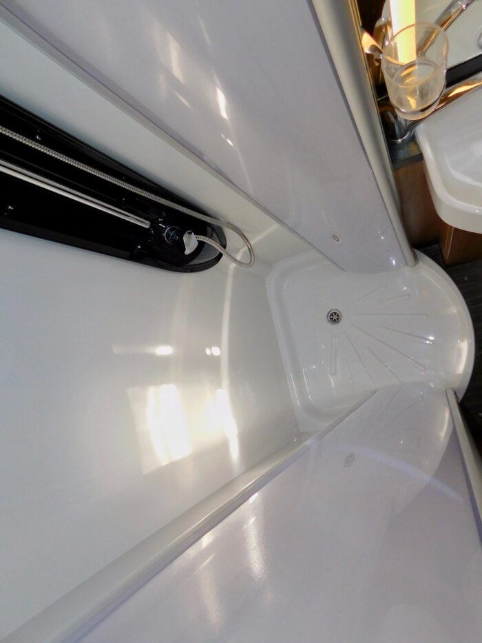 Auto-Trail Apache 700 SE. Fiat 2.3 6 BERTH with 4 x 3 Point Seat Belts with Front and Rear Lounge and Dining Areas. £41,999 - Image 12