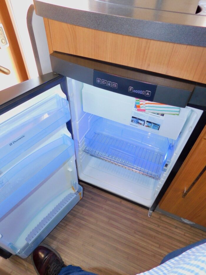Auto-Trail Apache 700 SE. Fiat 2.3 6 BERTH with 4 x 3 Point Seat Belts with Front and Rear Lounge and Dining Areas. £41,999 - Image 11