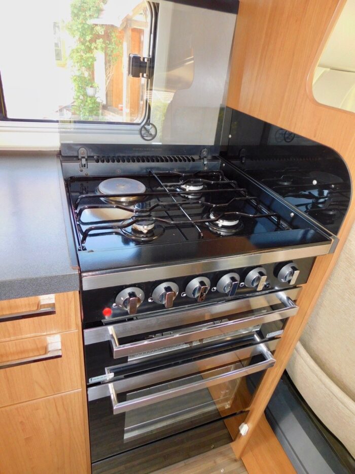 Auto-Trail Apache 700 SE. Fiat 2.3 6 BERTH with 4 x 3 Point Seat Belts with Front and Rear Lounge and Dining Areas. £41,999 - Image 10