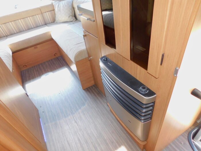 Auto-Trail Apache 700 SE. Fiat 2.3 6 BERTH with 4 x 3 Point Seat Belts with Front and Rear Lounge and Dining Areas. £41,999 - Image 5