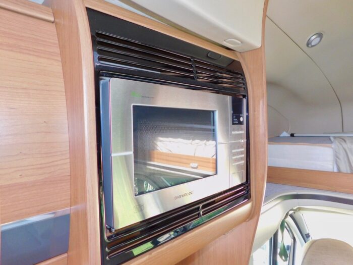 Auto-Trail Apache 700 SE. Fiat 2.3 6 BERTH with 4 x 3 Point Seat Belts with Front and Rear Lounge and Dining Areas. £41,999 - Image 4