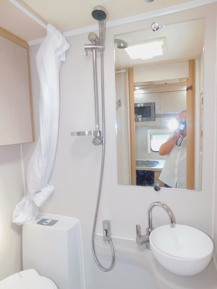 Elddis Sussex Fontwell Special Edition 196 Peugeot 2.0 Hdi with 6 Berth and 6 Seatbelts and Front and Rear Lounge and Dining Areas and with Only 16,800 miles from New in November 2016. £44,999 - Image 21