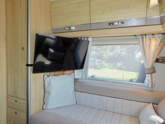 Elddis Sussex Fontwell Special Edition 196 Peugeot 2.0 Hdi with 6 Berth and 6 Seatbelts and Front and Rear Lounge and Dining Areas and with Only 16,800 miles from New in November 2016. £44,999 - Image 18