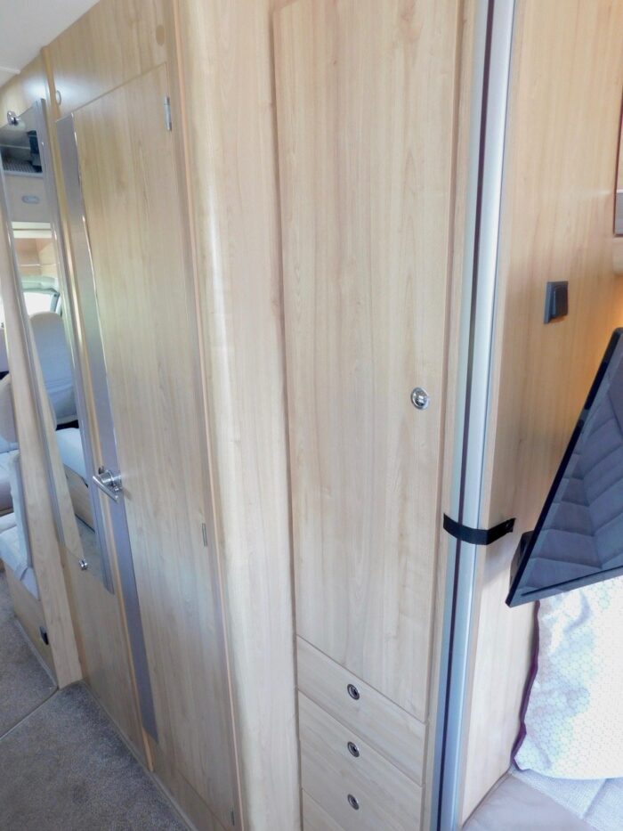 Elddis Sussex Fontwell Special Edition 196 Peugeot 2.0 Hdi with 6 Berth and 6 Seatbelts and Front and Rear Lounge and Dining Areas and with Only 16,800 miles from New in November 2016. £44,999 - Image 17