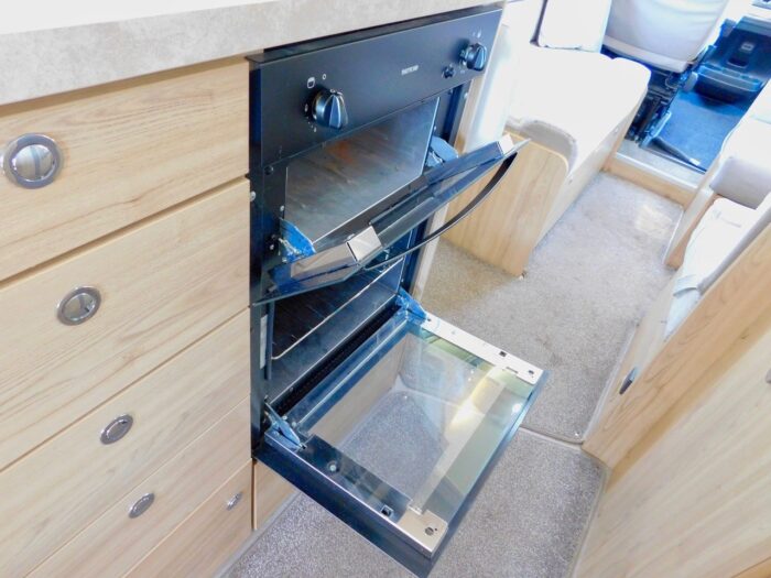 Elddis Sussex Fontwell Special Edition 196 Peugeot 2.0 Hdi with 6 Berth and 6 Seatbelts and Front and Rear Lounge and Dining Areas and with Only 16,800 miles from New in November 2016. £44,999 - Image 12