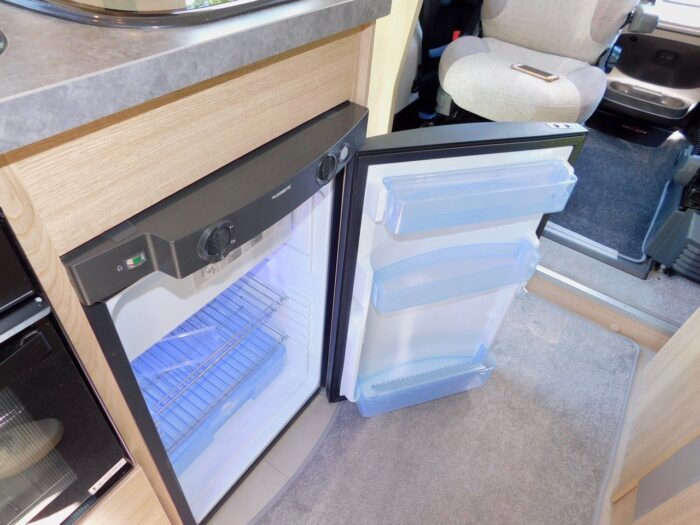 Elddis Majestic 120 Peugeot 2.2 Hdi Euro 6. LUXURY 2 Berth with REAR LOUNGE. Sleep as Either 2 Singles or a Huge Double Bed. ULEZ Compliant. Only 6,000 miles from New. £52,999 - Image 16