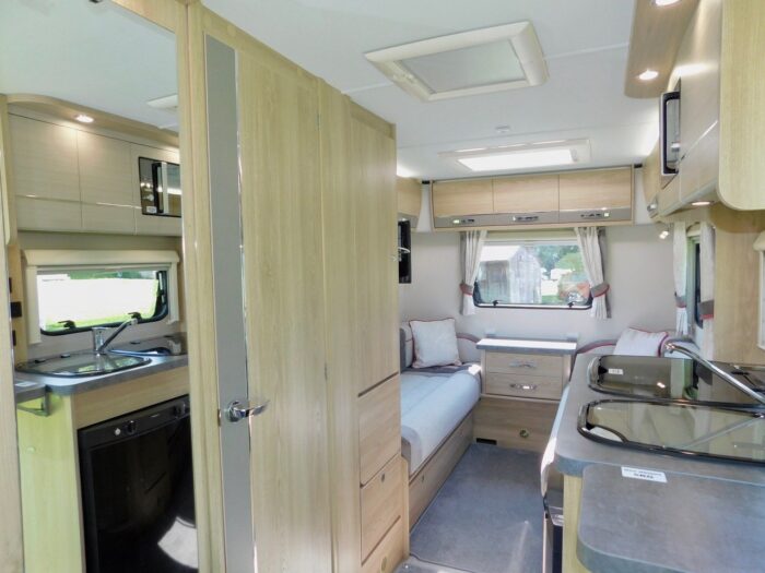 Elddis Majestic 120 Peugeot 2.2 Hdi Euro 6. LUXURY 2 Berth with REAR LOUNGE. Sleep as Either 2 Singles or a Huge Double Bed. ULEZ Compliant. Only 6,000 miles from New. £52,999 - Image 15