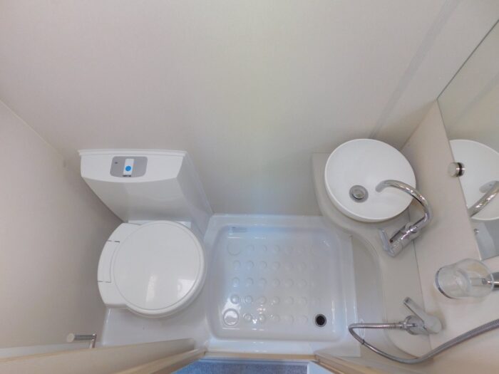 Elddis Majestic 120 Peugeot 2.2 Hdi Euro 6. LUXURY 2 Berth with REAR LOUNGE. Sleep as Either 2 Singles or a Huge Double Bed. ULEZ Compliant. Only 6,000 miles from New. £52,999 - Image 12