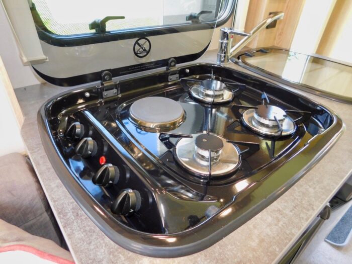 Elddis Majestic 120 Peugeot 2.2 Hdi Euro 6. LUXURY 2 Berth with REAR LOUNGE. Sleep as Either 2 Singles or a Huge Double Bed. ULEZ Compliant. Only 6,000 miles from New. £52,999 - Image 6