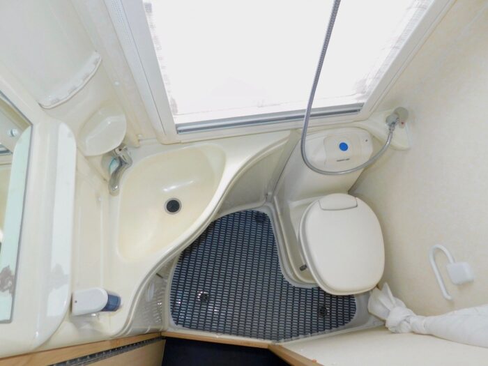 Auto-Sleeper Nuevo ES with 4 Berths and 5 x Travelling Seats with 5 x Seatbelts. Peugeot 2.0 Hdi Engine. 2005 and with Only 34,000 miles from New. (Deposit Now Taken) - Image 26
