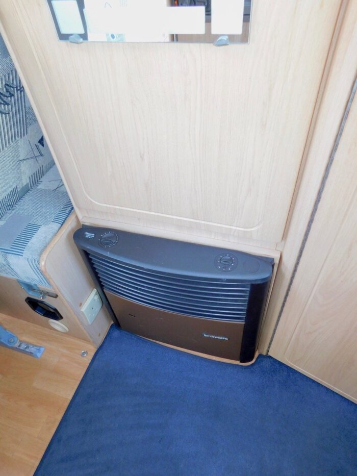 Auto-Sleeper Nuevo ES with 4 Berths and 5 x Travelling Seats with 5 x Seatbelts. Peugeot 2.0 Hdi Engine. 2005 and with Only 34,000 miles from New. (Deposit Now Taken) - Image 24