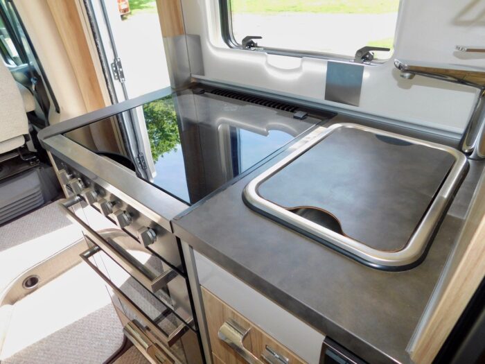 Hymer EXSIS T 588. 2018 Luxury Compact 2 Berth with Twin Beds Over the Huge Garage. 4 x Seatbelts. Plated at 3500 Kgs. **ULEZ COMPLIANT** £58,999 - Image 10