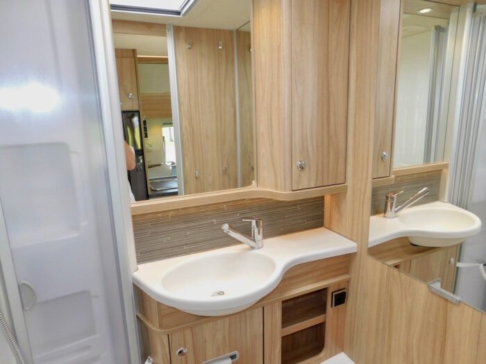Hymer EXSIS T 588. 2018 Luxury Compact 2 Berth with Twin Beds Over the Huge Garage. 4 x Seatbelts. Plated at 3500 Kgs. **ULEZ COMPLIANT** £58,999 - Image 9