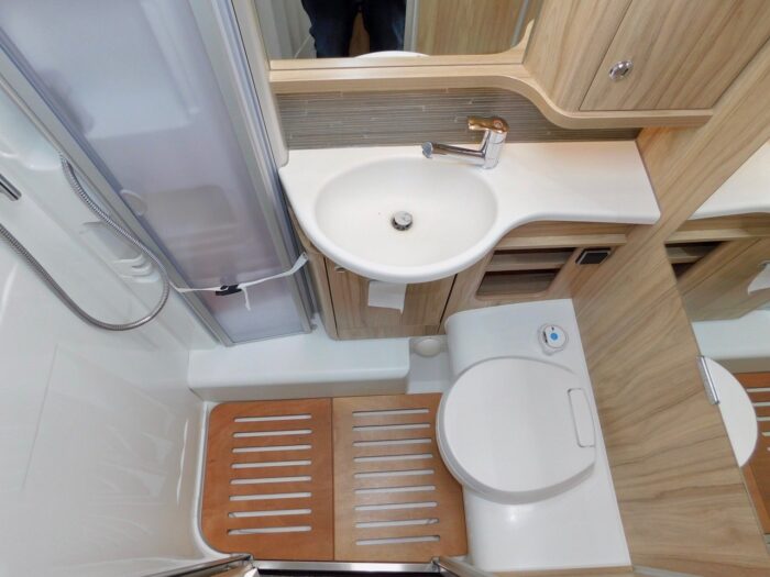 Hymer EXSIS T 588. 2018 Luxury Compact 2 Berth with Twin Beds Over the Huge Garage. 4 x Seatbelts. Plated at 3500 Kgs. **ULEZ COMPLIANT** £58,999 - Image 8