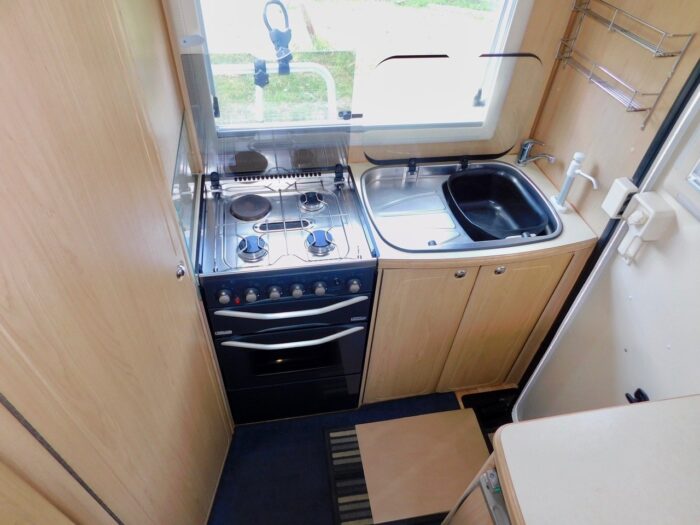 Auto-Sleeper Nuevo ES with 4 Berths and 5 x Travelling Seats with 5 x Seatbelts. Peugeot 2.0 Hdi Engine. 2005 and with Only 34,000 miles from New. (Deposit Now Taken) - Image 21
