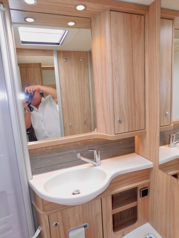 Hymer EXSIS T 588. 2018 Luxury Compact 2 Berth with Twin Beds Over the Huge Garage. 4 x Seatbelts. Plated at 3500 Kgs. **ULEZ COMPLIANT** £58,999 - Image 7