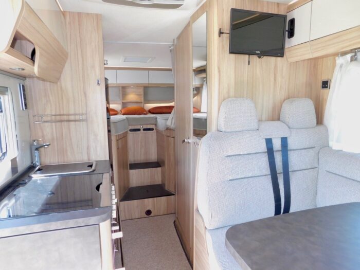 Hymer EXSIS T 588. 2018 Luxury Compact 2 Berth with Twin Beds Over the Huge Garage. 4 x Seatbelts. Plated at 3500 Kgs. **ULEZ COMPLIANT** £58,999 - Image 6