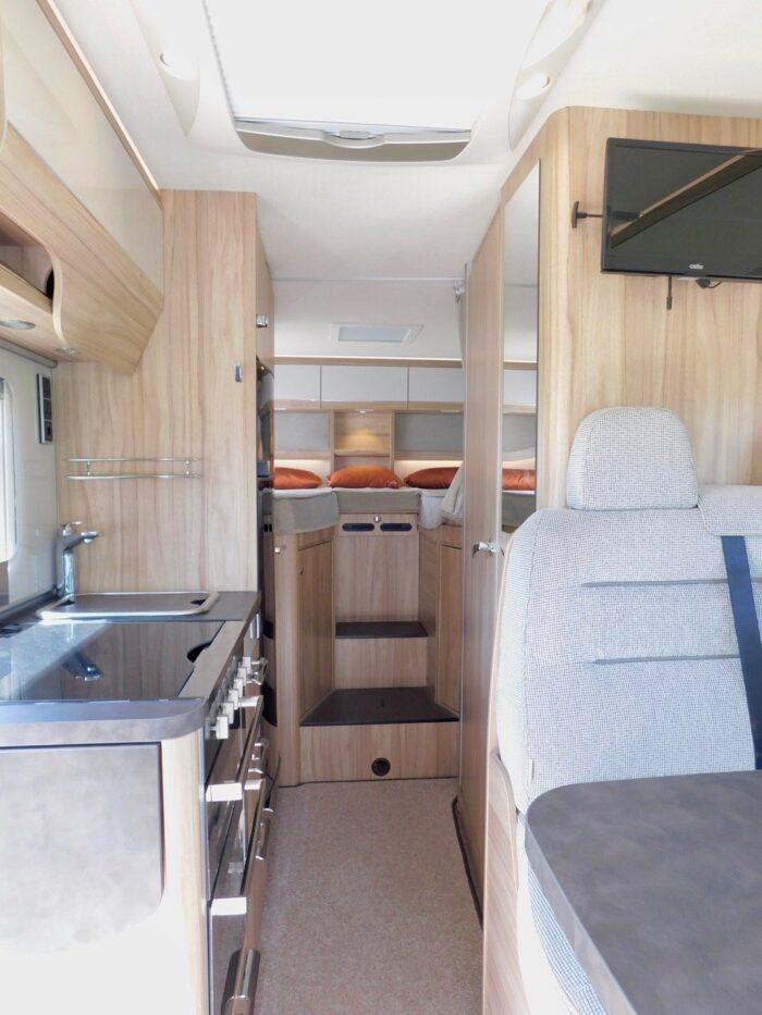 Hymer EXSIS T 588. 2018 Luxury Compact 2 Berth with Twin Beds Over the Huge Garage. 4 x Seatbelts. Plated at 3500 Kgs. **ULEZ COMPLIANT** £58,999 - Image 5