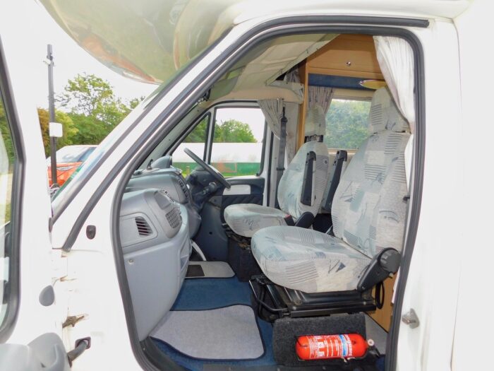 Auto-Sleeper Nuevo ES with 4 Berths and 5 x Travelling Seats with 5 x Seatbelts. Peugeot 2.0 Hdi Engine. 2005 and with Only 34,000 miles from New. (Deposit Now Taken) - Image 18