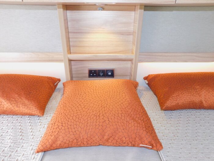 Hymer EXSIS T 588. 2018 Luxury Compact 2 Berth with Twin Beds Over the Huge Garage. 4 x Seatbelts. Plated at 3500 Kgs. **ULEZ COMPLIANT** £58,999 - Image 4