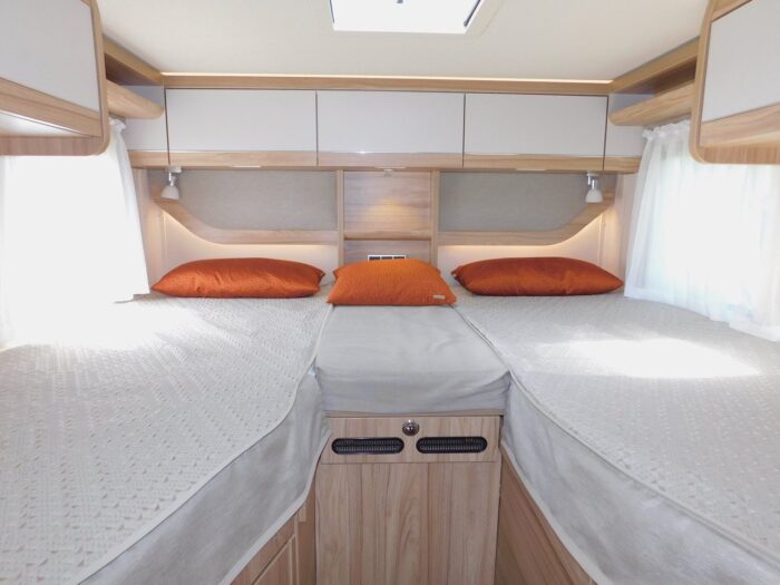 Hymer EXSIS T 588. 2018 Luxury Compact 2 Berth with Twin Beds Over the Huge Garage. 4 x Seatbelts. Plated at 3500 Kgs. **ULEZ COMPLIANT** £58,999 - Image 3