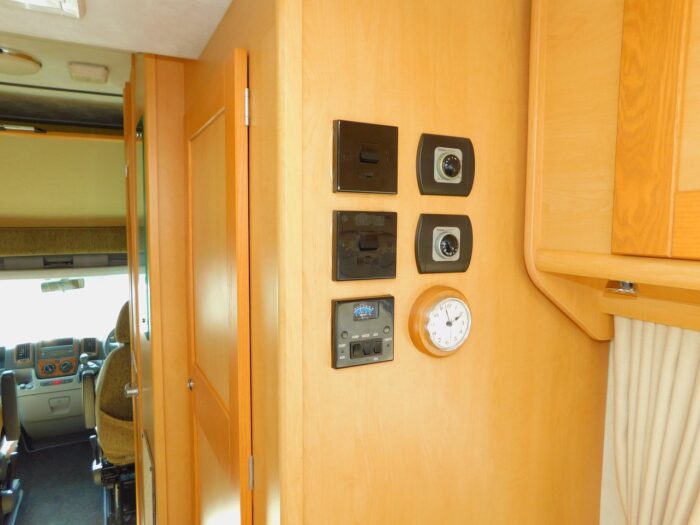 2009 Elddis Sunseeker 150 Peugeot 2.2 HDI 4 Berth Motorhome with Only 21,900 Miles from New £25,999 - Image 14