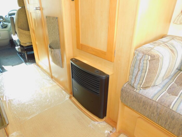 2009 Elddis Sunseeker 150 Peugeot 2.2 HDI 4 Berth Motorhome with Only 21,900 Miles from New £25,999 - Image 13