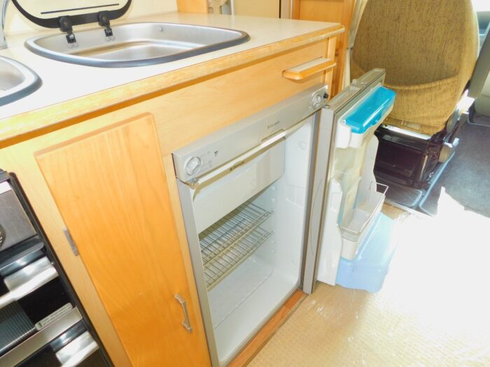 2009 Elddis Sunseeker 150 Peugeot 2.2 HDI 4 Berth Motorhome with Only 21,900 Miles from New £25,999 - Image 10