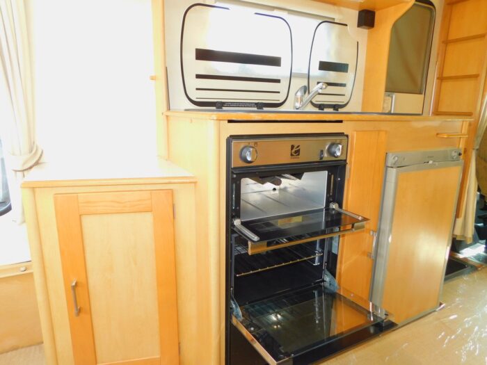 2009 Elddis Sunseeker 150 Peugeot 2.2 HDI 4 Berth Motorhome with Only 21,900 Miles from New £25,999 - Image 9