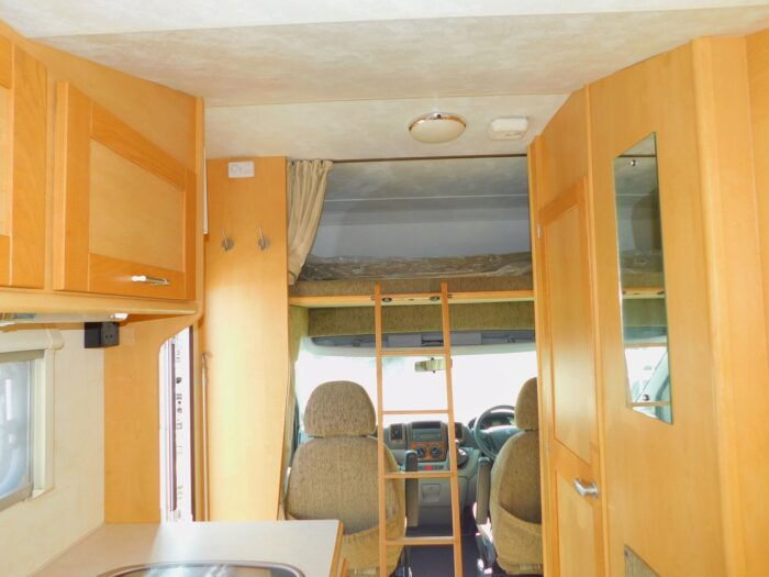 2009 Elddis Sunseeker 150 Peugeot 2.2 HDI 4 Berth Motorhome with Only 21,900 Miles from New £25,999 - Image 4