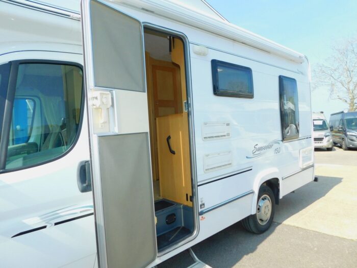 2009 Elddis Sunseeker 150 Peugeot 2.2 HDI 4 Berth Motorhome with Only 21,900 Miles from New £25,999 - Image 3