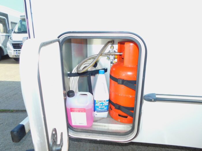 2009 Elddis Sunseeker 150 Peugeot 2.2 HDI 4 Berth Motorhome with Only 21,900 Miles from New £25,999 - Image 2