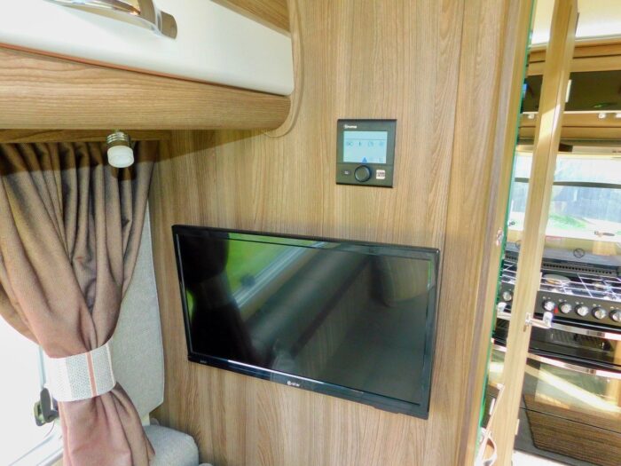 Auto-Sleeper Broadway Luxury 2 Berth. Peugeot 2.0L. 2017 with Only 21,153 Miles from New. Only 6.28m Long. £47,999 - Image 24