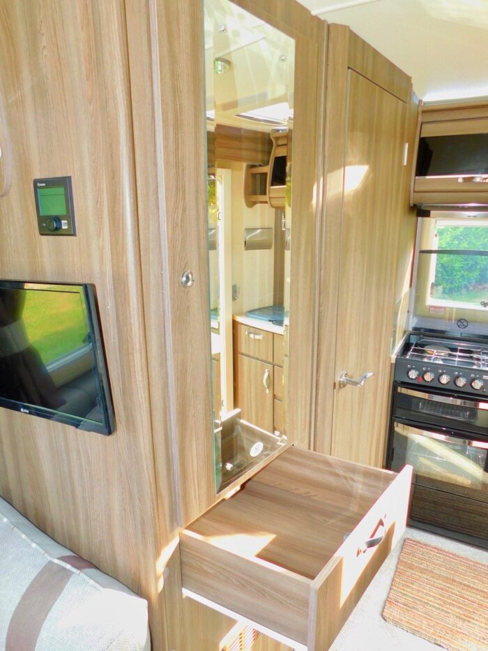 Auto-Sleeper Broadway Luxury 2 Berth. Peugeot 2.0L. 2017 with Only 21,153 Miles from New. Only 6.28m Long. £47,999 - Image 22
