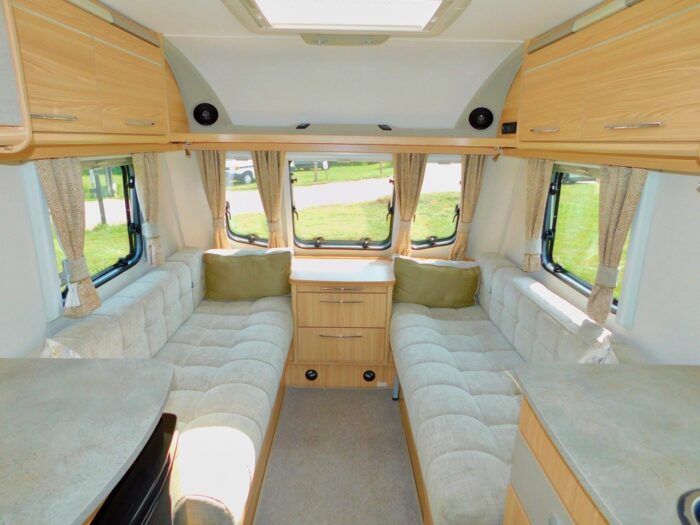 Coachman Vision 450/2 Luxury 2 Berth Compact Caravan with Motor Mover. 2015. £11,450 - Image 12