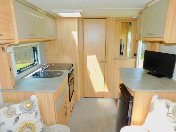 Coachman Vision 450/2 Luxury 2 Berth Compact Caravan with Motor Mover. 2015. £11,450 - Image 11