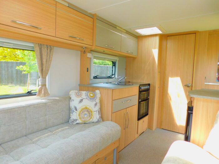 Coachman Vision 450/2 Luxury 2 Berth Compact Caravan with Motor Mover. 2015. £11,450 - Image 10