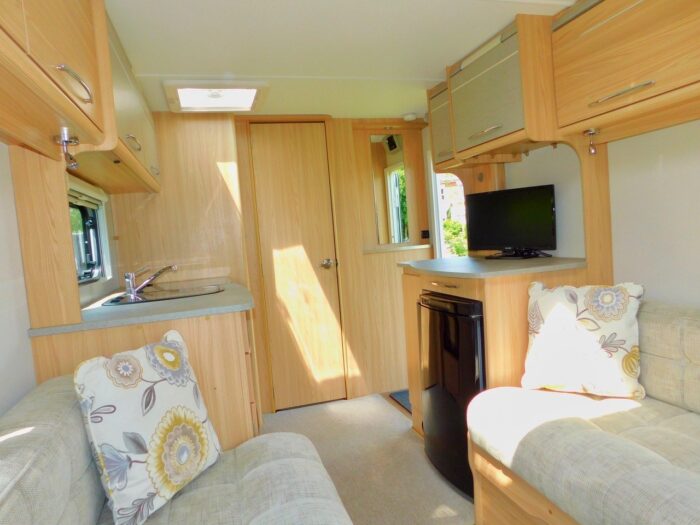 Coachman Vision 450/2 Luxury 2 Berth Compact Caravan with Motor Mover. 2015. £11,450 - Image 9