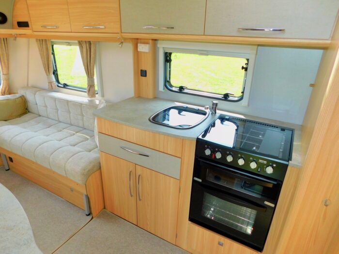 Coachman Vision 450/2 Luxury 2 Berth Compact Caravan with Motor Mover. 2015. £11,450 - Image 8