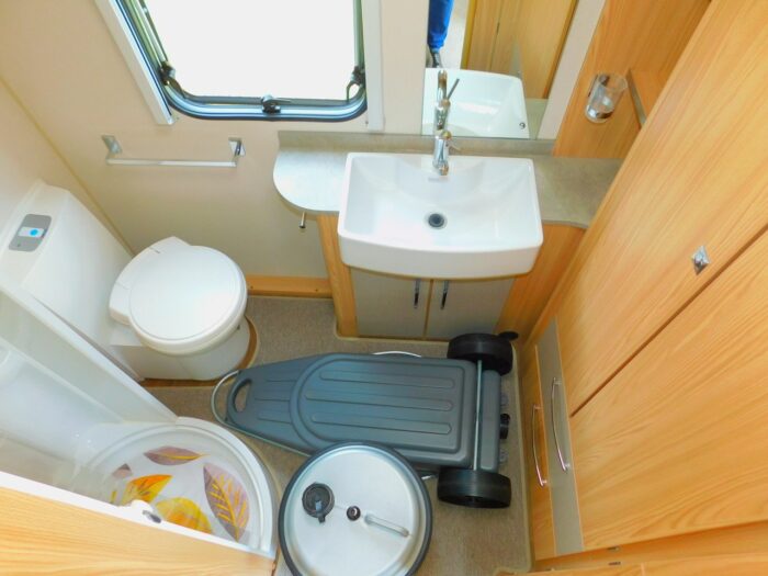 Coachman Vision 450/2 Luxury 2 Berth Compact Caravan with Motor Mover. 2015. £11,450 - Image 7