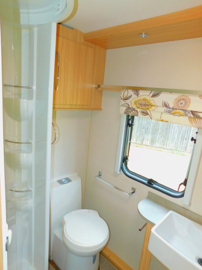 Coachman Vision 450/2 Luxury 2 Berth Compact Caravan with Motor Mover. 2015. £11,450 - Image 6