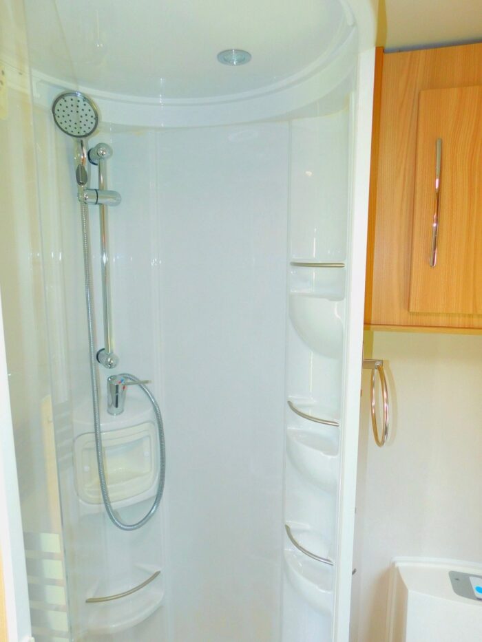 Coachman Vision 450/2 Luxury 2 Berth Compact Caravan with Motor Mover. 2015. £11,450 - Image 5