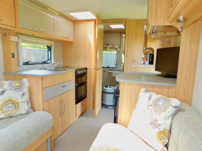 Coachman Vision 450/2 Luxury 2 Berth Compact Caravan with Motor Mover. 2015. £11,450 - Image 3