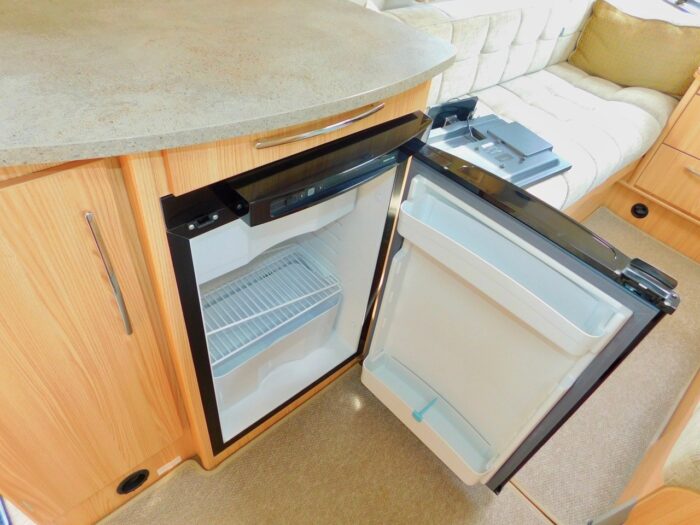 Coachman Vision 450/2 Luxury 2 Berth Compact Caravan with Motor Mover. 2015. £11,450 - Image 2