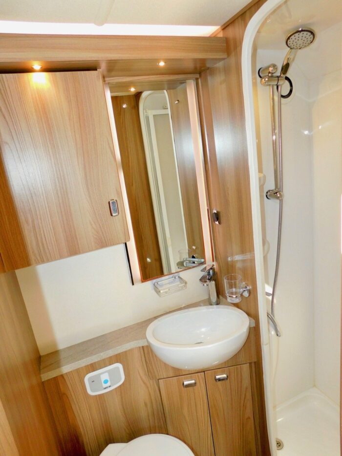 Bessacarr 462 Luxury 2 Berth with Huge REAR U SHAPE LOUNGE. Only 6.43m Long. Ultimate Specification. ULEZ Compliant.. £39,999 - Image 15