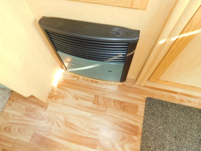 Elddis Firestorm 300 Peugeot 2.2 Hdi Barrons Special Edition 5 BERTH with 4 x 3 point SEAT BELTS. Only 47,600 miles.  £20,999 - Image 5