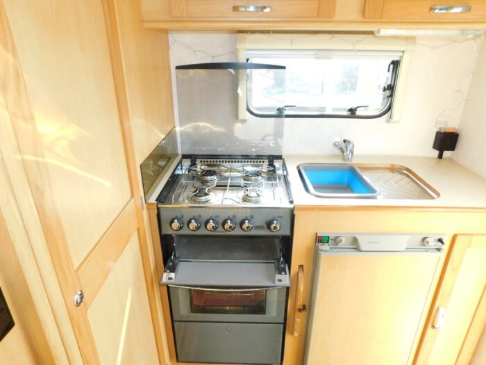 Elddis Firestorm 300 Peugeot 2.2 Hdi Barrons Special Edition 5 BERTH with 4 x 3 point SEAT BELTS. Only 47,600 miles.  £20,999 - Image 4